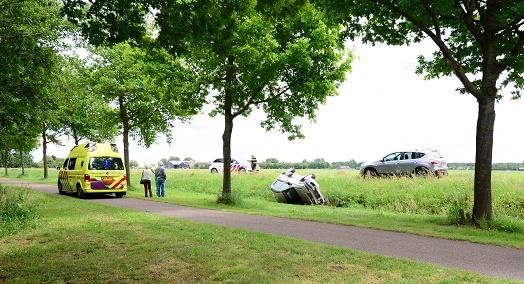 Auto de sloot in na ongeval met andere auto