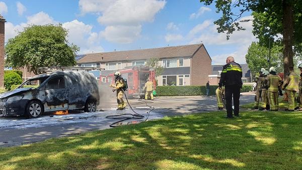 Felle brand verwoest busje van glazenwasser in Tynaarlo