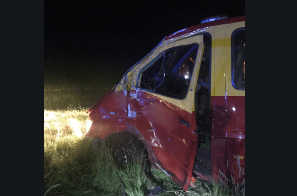 Vrachtwagen en busje van wegwerkers in botsing op A37