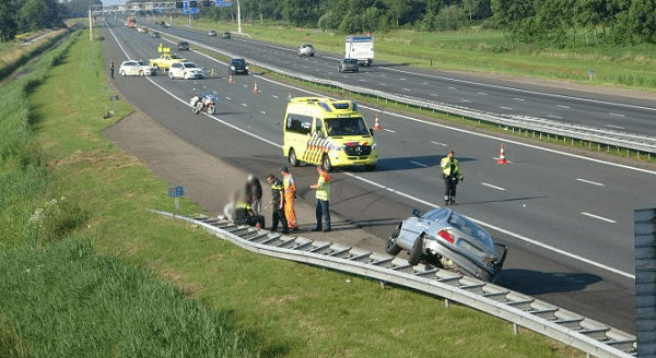 Auto belandt achterste voren op de vangrail langs A28