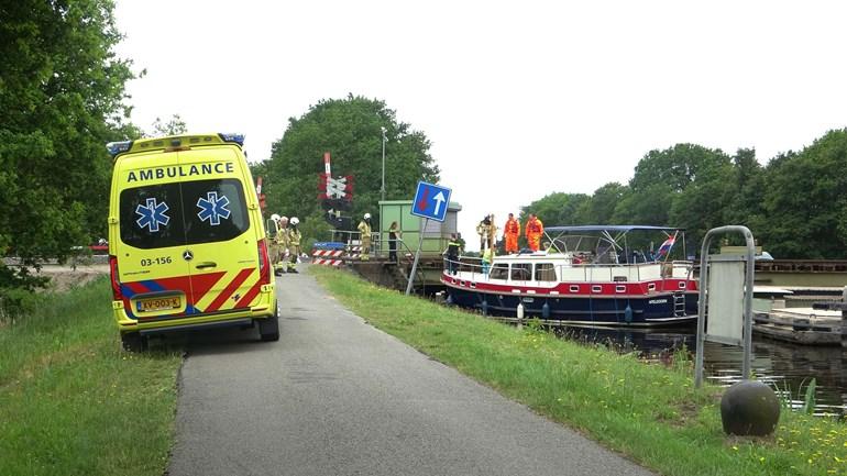 Vrouw stapt van boot na botsing en word overreden door trein (video)