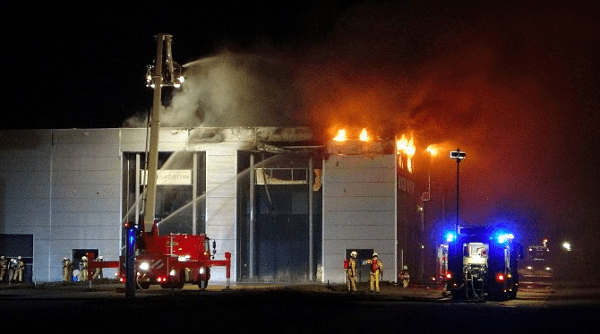 Zeer grote brand bij sportschool zorgt voor veel schade (video)