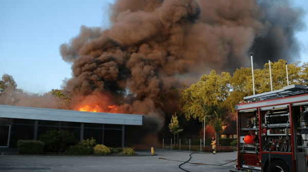 Tien woningen ontruimd na grote brand bij bedrijf (video)