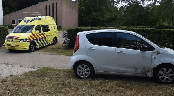 motorrijder botst vol tegen zijkant van auto in Wilhelminaoord