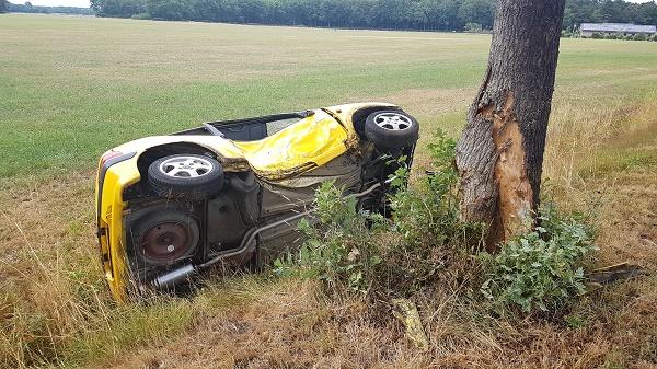 Bestuurder gewond na botsing met boom