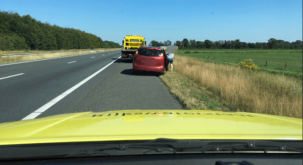 Man laat vrouw en kind achter op snelweg om olie te halen