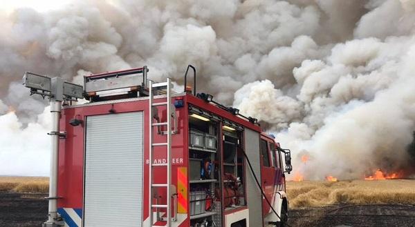 Grote akker in brand in Oranje