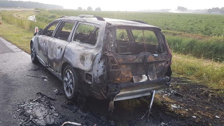 Auto volledig uitgebrand tijdens oprijden snelweg