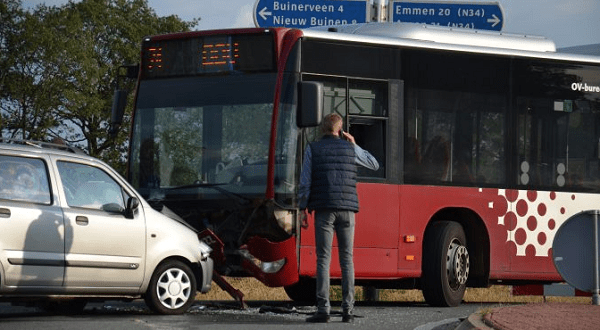 Twee gewonden na frontale aanrijding met lijnbus