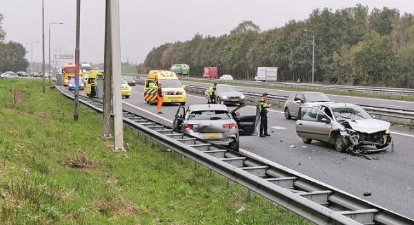 Veel schade en lange file na ongeval op A28