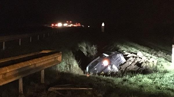 Auto schiet rechtdoor bij afslag A28