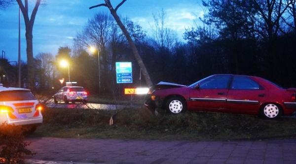 Bestuurder gewond na frontale aanrijding met boom