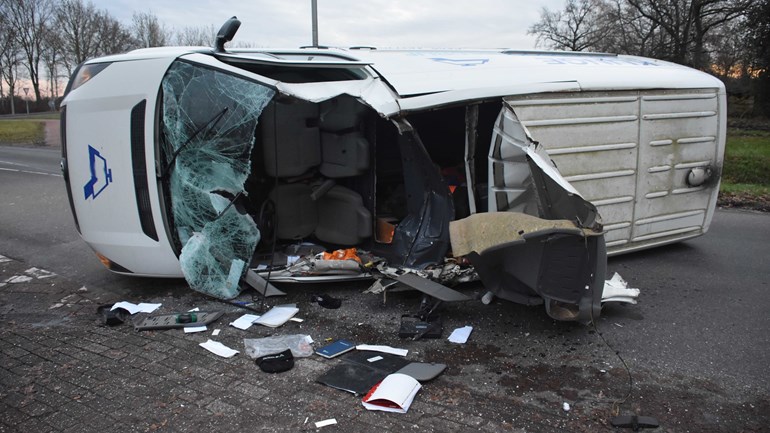 Busje opengescheurd bij ongeval met vrachtwagen