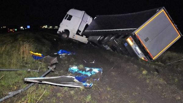 Berger uren bezig om geschaarde vrachtwagen uit de sloot te halen (video)