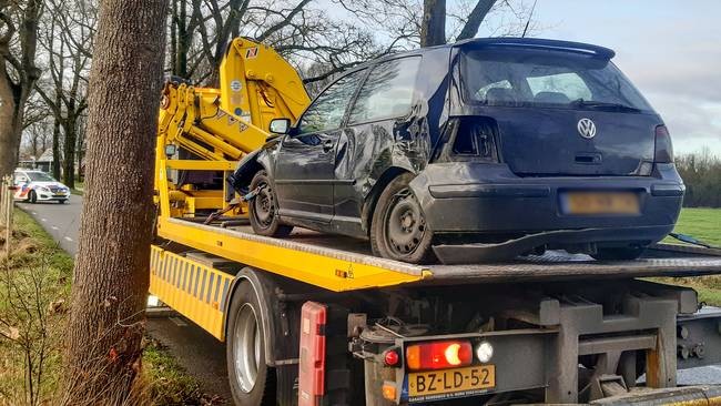 Auto botst tegen boom bij Nieuw-Roden