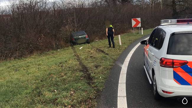 Auto raakt van de A28: bestuurder nergens te bekennen