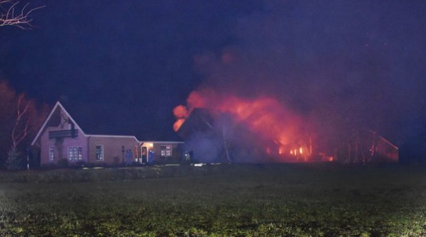 Brandweer weet woning te behouden na grote brand in schuur (video)