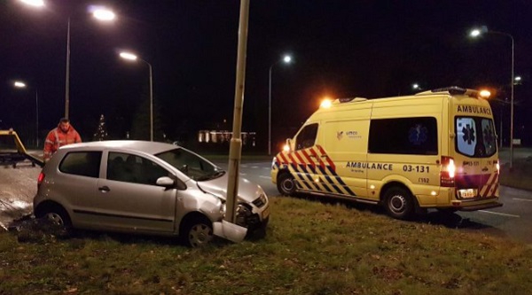 Automobiliste vliegt uit de bocht en botst tegen lantaarnpaal