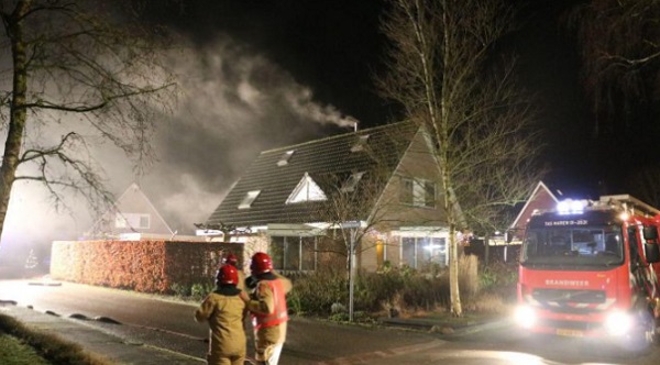 Woning vol rook laat brandweer uit Drenthe en Groningen uitrukken (video)