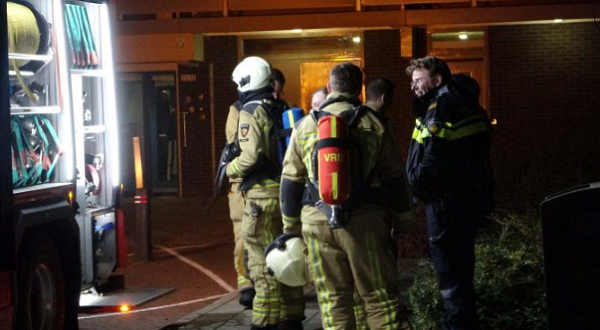 Vuurwerk afsteken vanaf balkon veroorzaakt brand in flat (video)