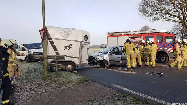 Auto en paardentrailer botsen op elkaar (Video)