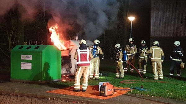 Brandende kledingcontainer zet Bovensmilde blauw van de rook (video)