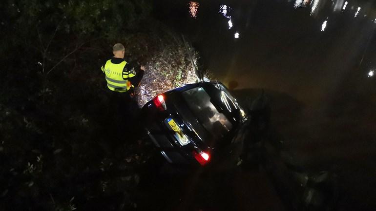 Auto botst op brug en raakt te water (video)