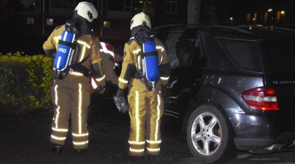 Onbekenden tikken ruit in en steken auto in brand (video)