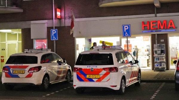 Gemaskerde man pleegt overval op Hema; Dader spoorloos (video)