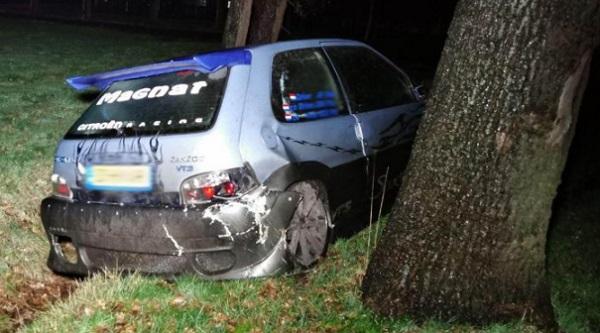 Bestuurder vlucht na ongeval tegen boom