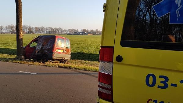 Bestuurder gewond na botsing tussen MMBS-voertuig en boom