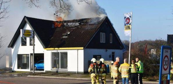 Brandweer uit Drenthe helpt blussen bij grote brand in autobedrijf (video)