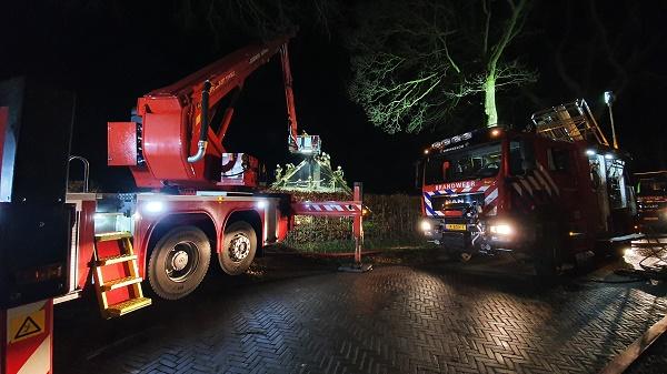 Veel schade nadat schoorsteenbrand over slaat op rieten dak (video)