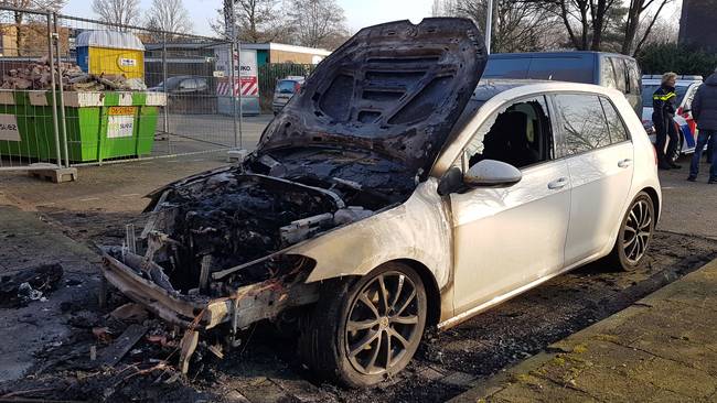 Auto brandt uit in Hoogeveen: recherche doet onderzoek (Video)