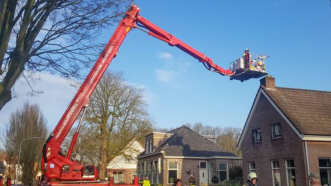 Brandweer in actie voor schoorsteenbrand in Rolde (Video)