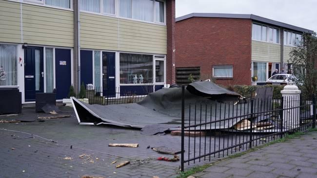 Rukwinden blaast dak van woning weg (Video)