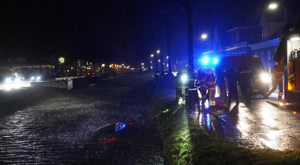 Groot alarm voor auto te water; duikers zoeken naar slachtoffers