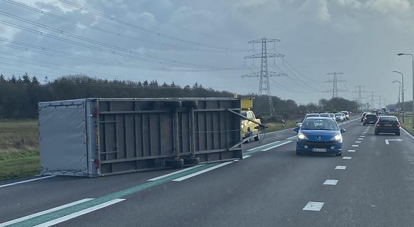 N34 gedeeltelijk afgesloten door omgewaaide aanhanger