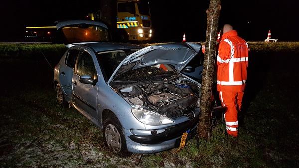 Auto vliegt van de A28 door hagelbui (video)