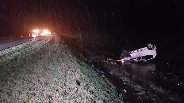 Auto vliegt over de kop na botsing op A37 (video)