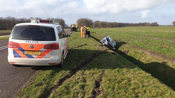 Auto de sloot in na mislukte inhaalmanoeuvre (video)