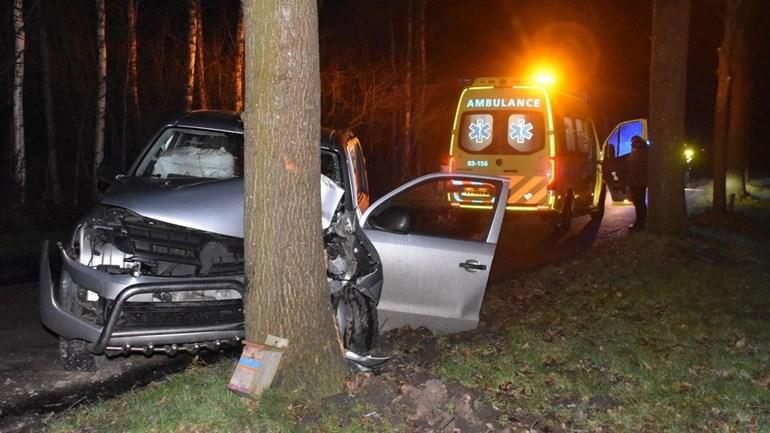 Bestuurder van auto gewond na botsing tegen boom (video)