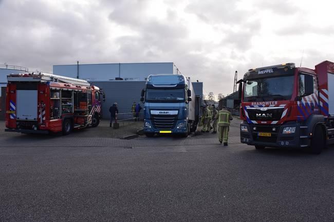 Vrachtwagen verliest grote hoeveelheid diesel (Video)