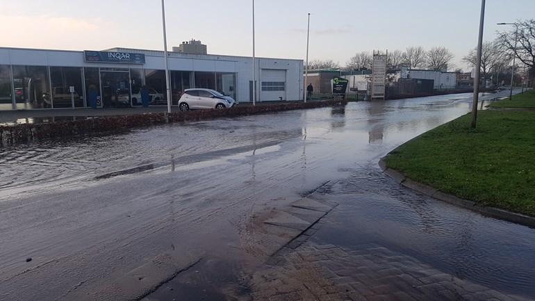 Breuk in waterleiding zet straten blank in Meppel