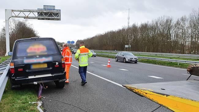 Auto met aanhanger in de vangrail van A28 (Video)