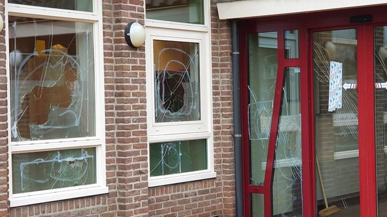 Boze man gooit ramen en deur gemeentehuis in na conflict met gemeente