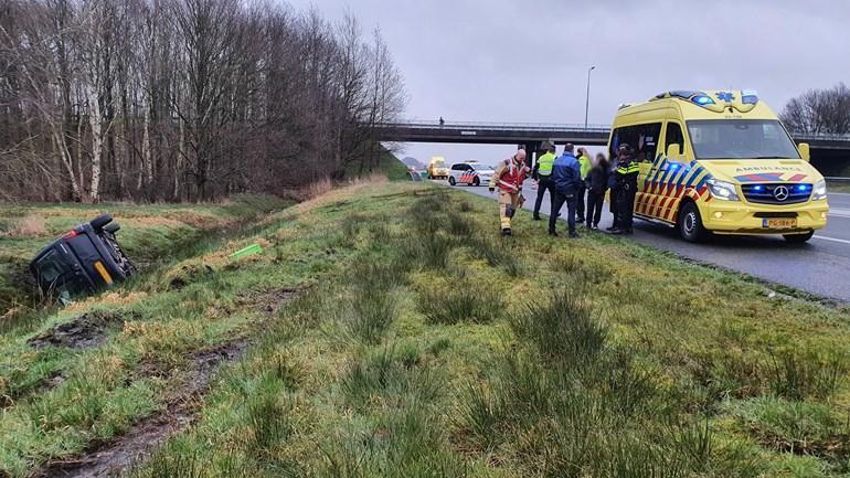 Bestuurder gewond nadat auto van de A37 schiet