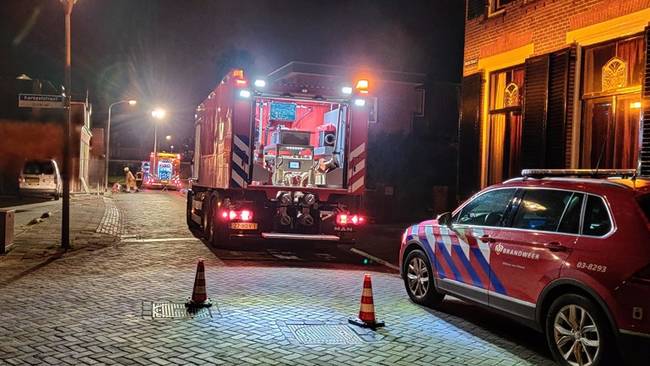 Brandweer forceert deur vanwege gaslucht in sloopwoning (Video)