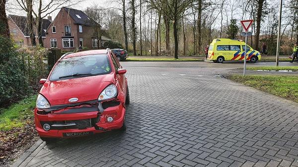 Brommobiel botst hard achterop auto