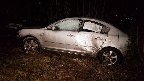 Auto door gladheid van de weg (video)